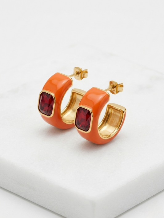 Pendientes de aro esmalte color coral con piedra central roja facetada.