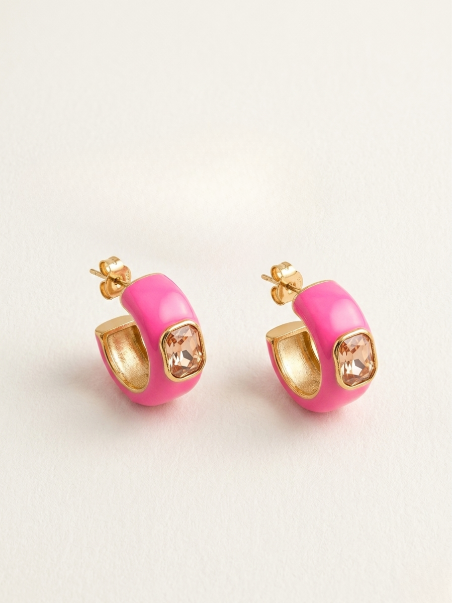 Pendientes de aro dorado esmaltado en fucsia chicle con cristal en el centro cuadrado rosa claro.