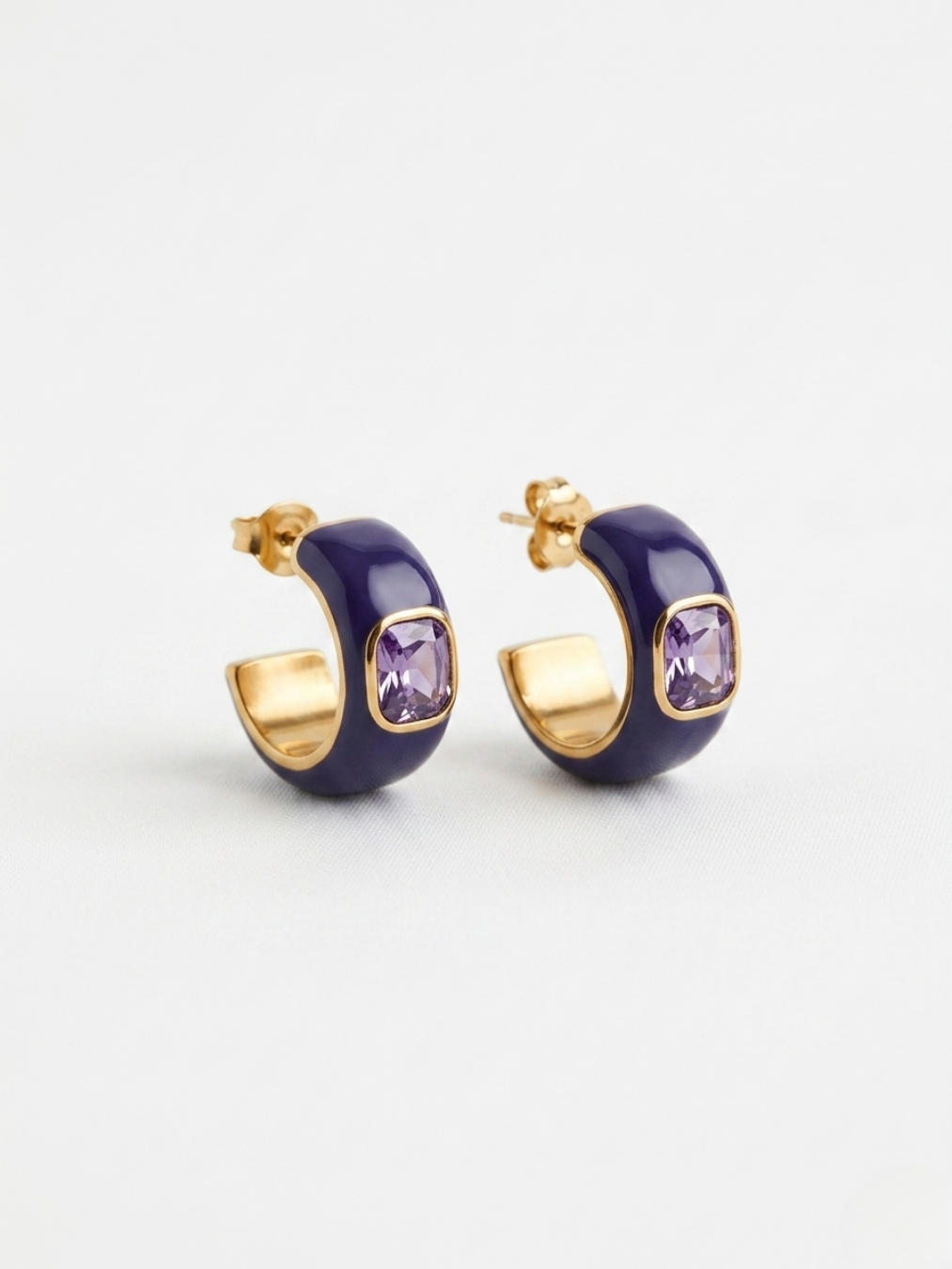 Pendientes semi-aro morados esmaltados con cristal violeta de Angel Salvaje.