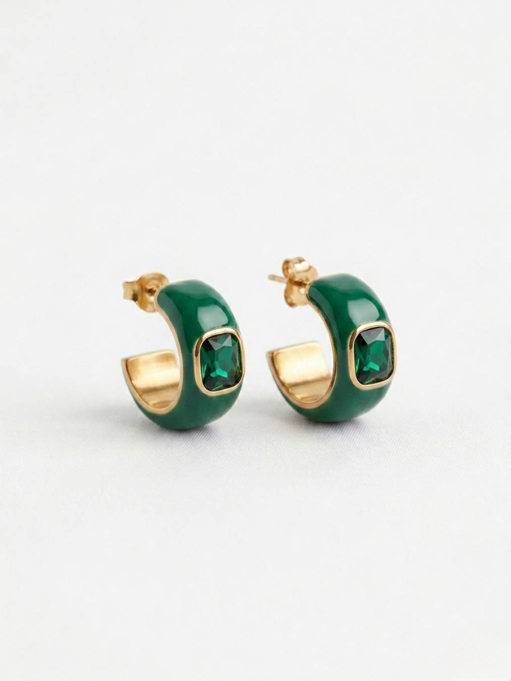 Pendientes de aro verde esmeralda con cristal central a juego y montura dorada.