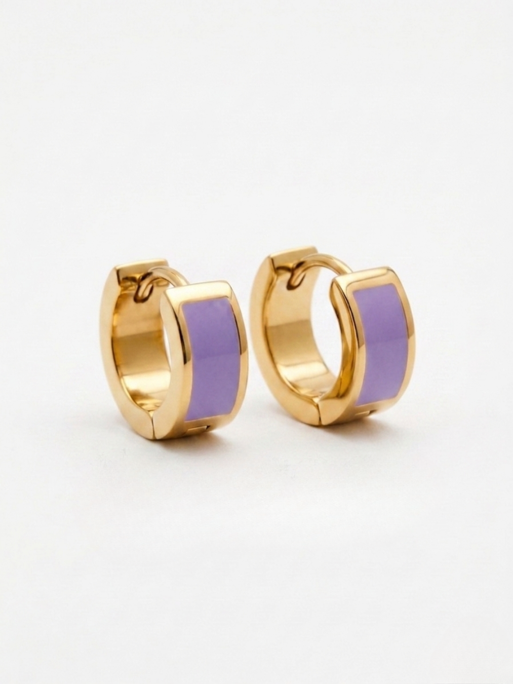 Pendientes de aro mini con esmalte color lavanda y acabado dorado.