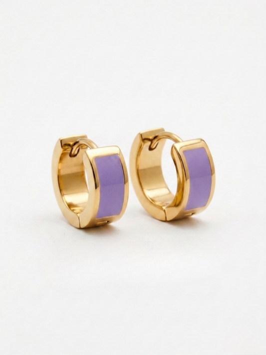 Pendientes de aro mini con esmalte color lavanda y acabado dorado.