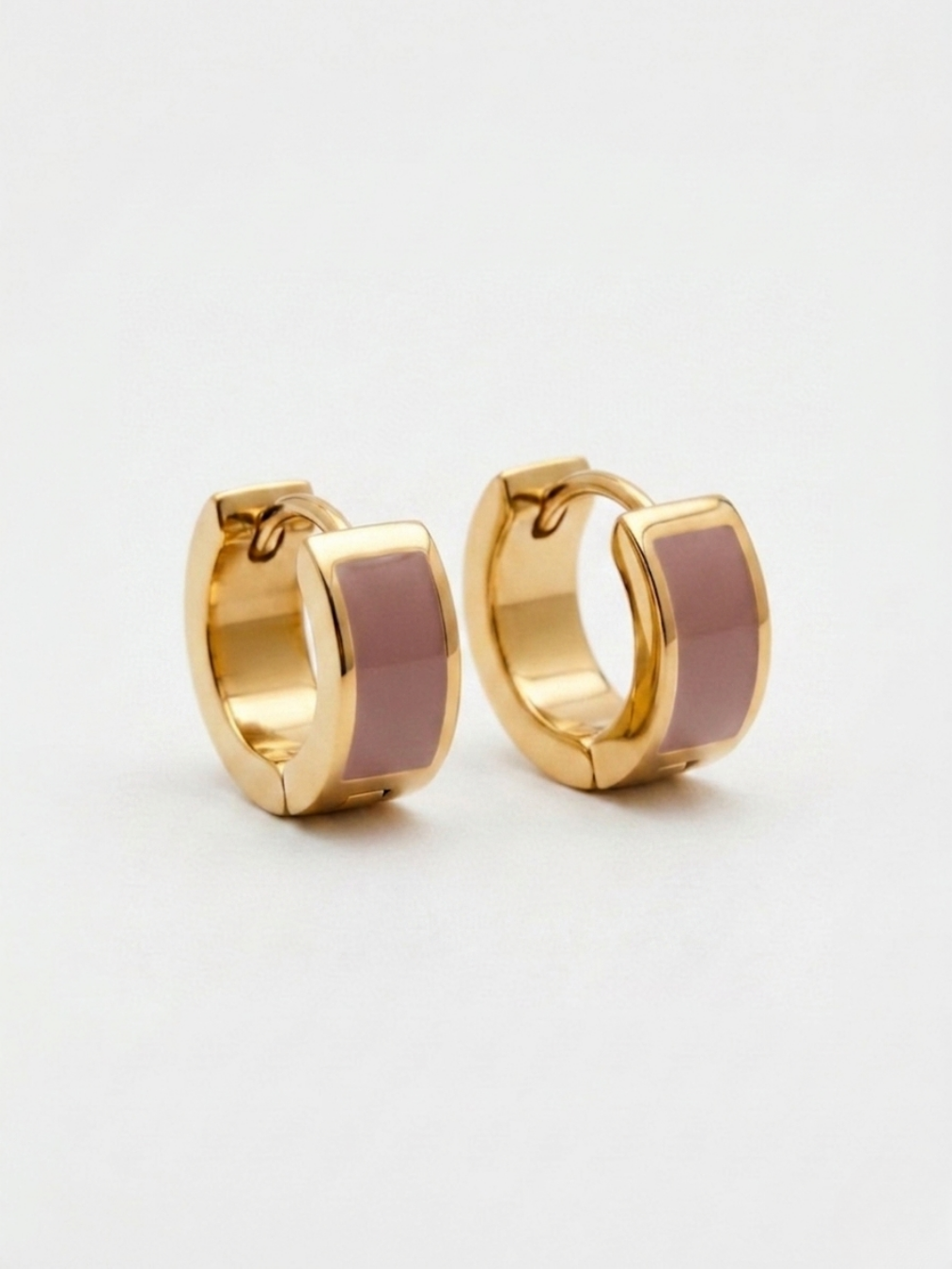Pendientes tipo huggie dorados con esmalte en tono nude o tierra de Angel Salvaje.