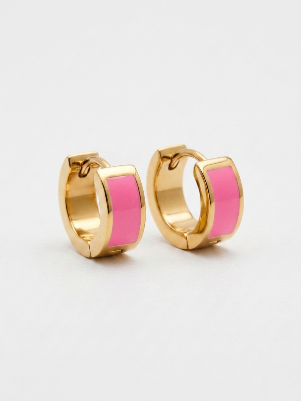 Pendientes de aro dorados pequeños con esmalte color rosa pastel de Angel Salvaje.
