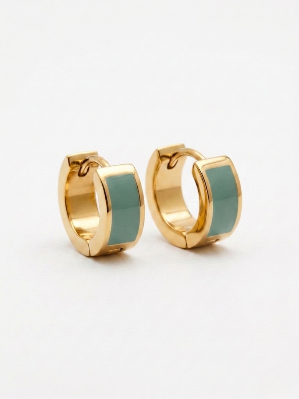 Mini aros dorados con detalle de esmalte verde jade para mujer.