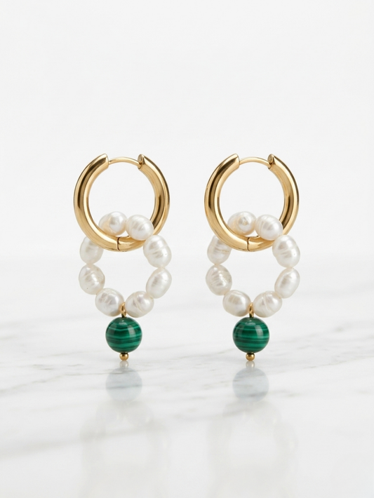 Pendientes de aro dorados con círculo de perlas y piedra verde colgante de la tienda Angel Salvaje.