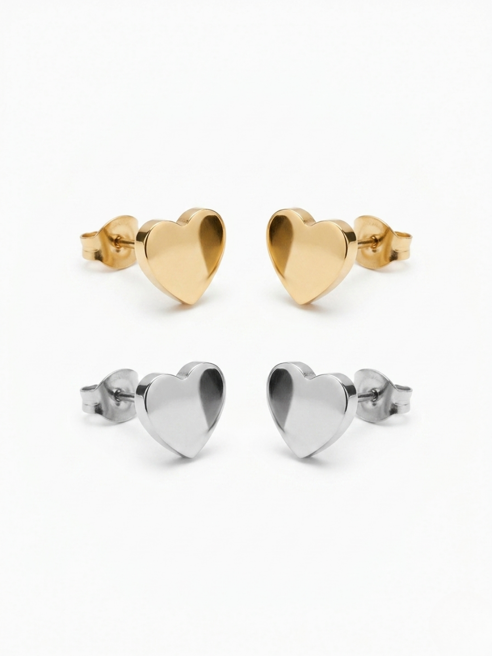 Pendientes de botón con forma de corazón en acabados dorado y plateado pulido de la tienda Angel Salvaje.