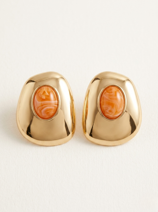 Pendientes dorados de botón con piedra central color coral y acabado pulido de Angel Salvaje.