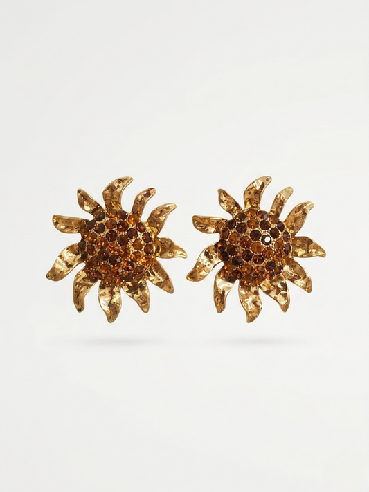 Pendientes dorados en forma de sol con cristales color ámbar de la tienda Angel Salvaje.