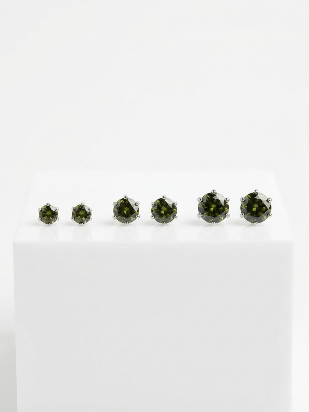 Set de 3 pares de pendientes verde oliva con circonitas y montura plateada.