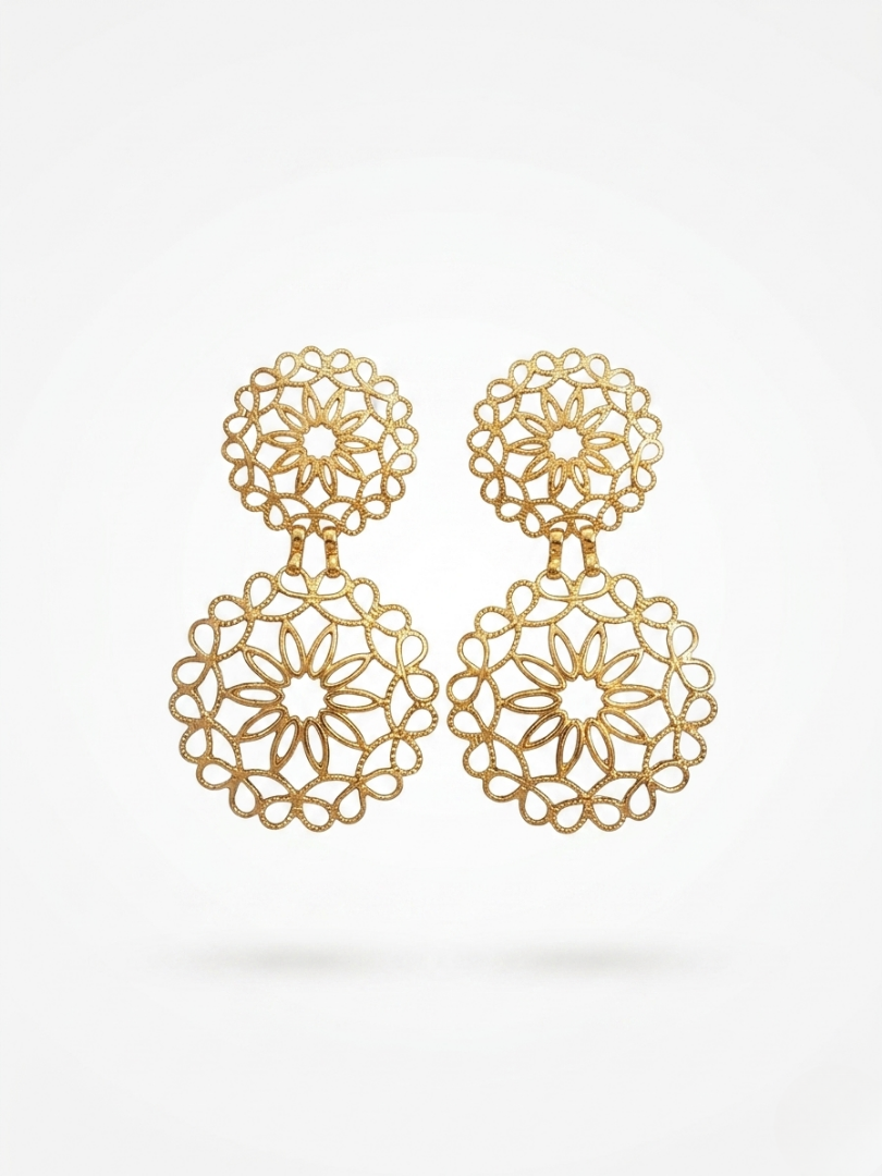 Pendientes dorados largos con diseño de doble rosetón circular calado de la tienda Angel Salvaje.