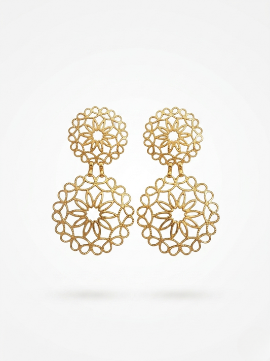 Pendientes dorados largos con diseño de doble rosetón circular calado de la tienda Angel Salvaje.