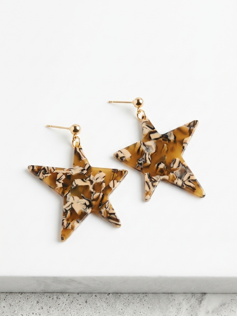 Pendientes de estrella con estampado carey y botón dorado de la tienda Angel Salvaje.