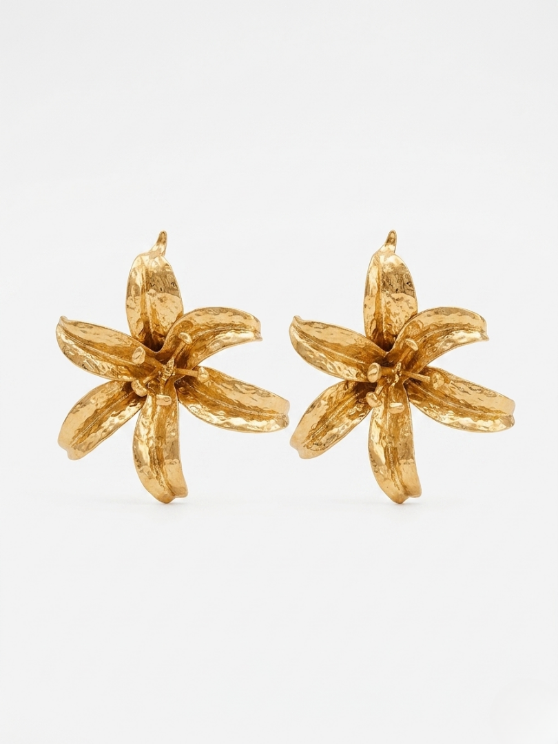Pendientes dorados grandes con forma de flor y textura martilleada de Angel Salvaje.