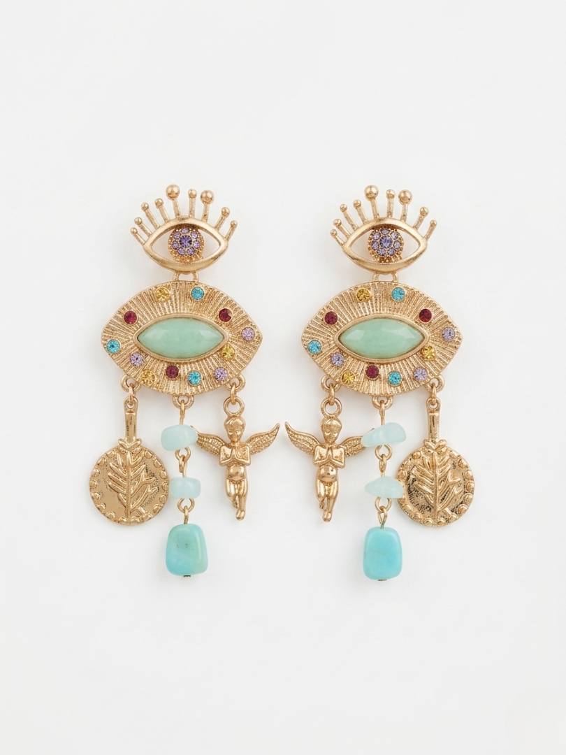 Pendientes largos dorados estilo amuleto con ojos místicos, figuras de ángeles y cristales celestes de Angel Salvaje.