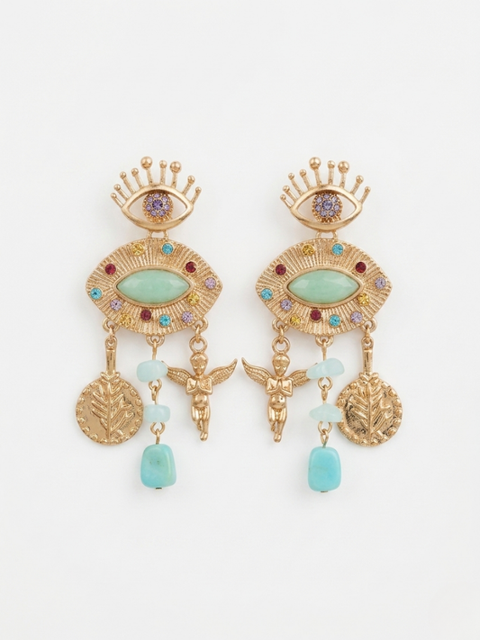 Pendientes largos dorados estilo amuleto con ojos místicos, figuras de ángeles y cristales celestes de Angel Salvaje.