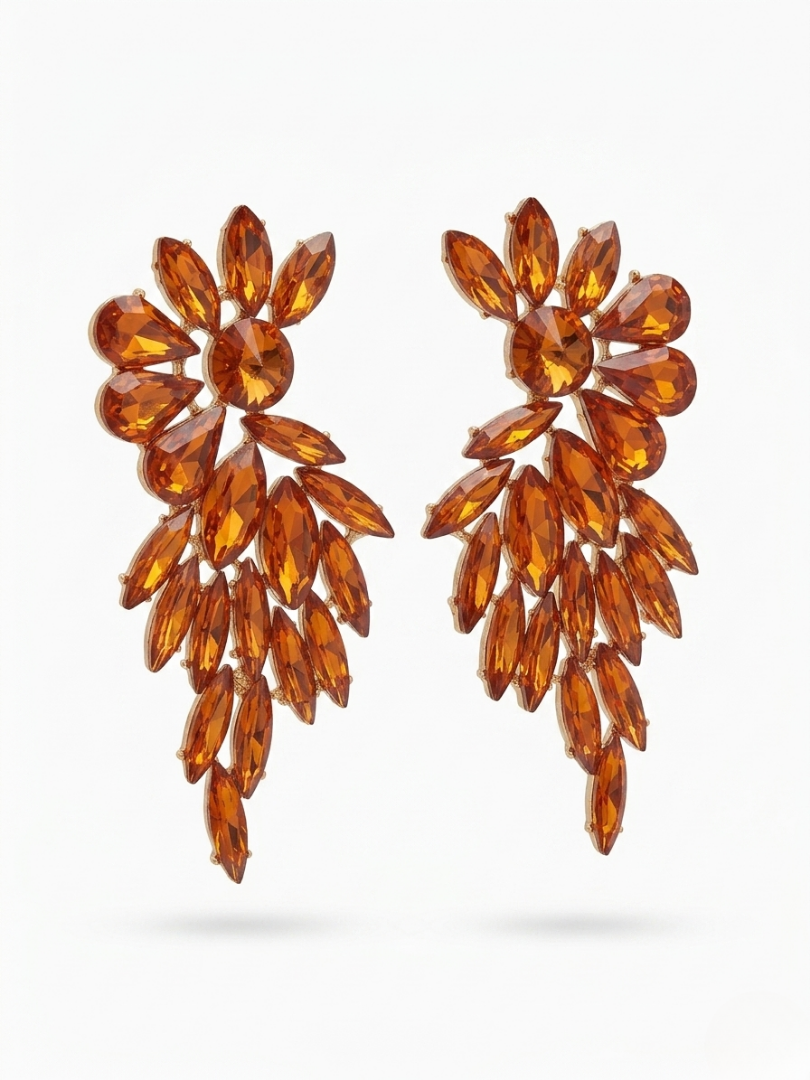 Pendientes color ámbar largos con cristales y acabado oro de la tienda Angel Salvaje.