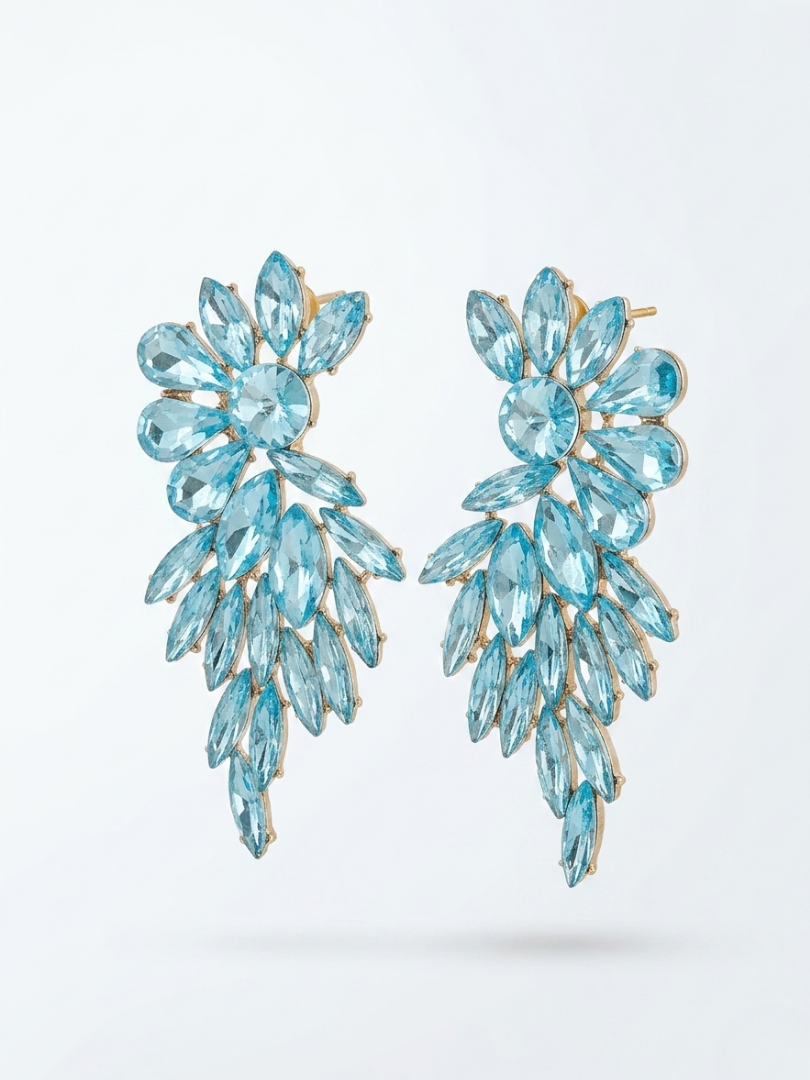 Pendientes largos de cristales azul aquamarina para invitada de boda de Angel Salvaje.