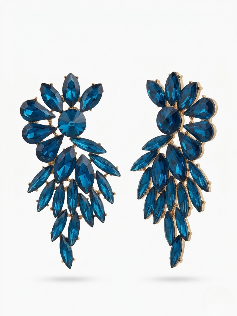 Pendientes de fiesta con cristales azul petróleo y montura dorada de diseño largo.