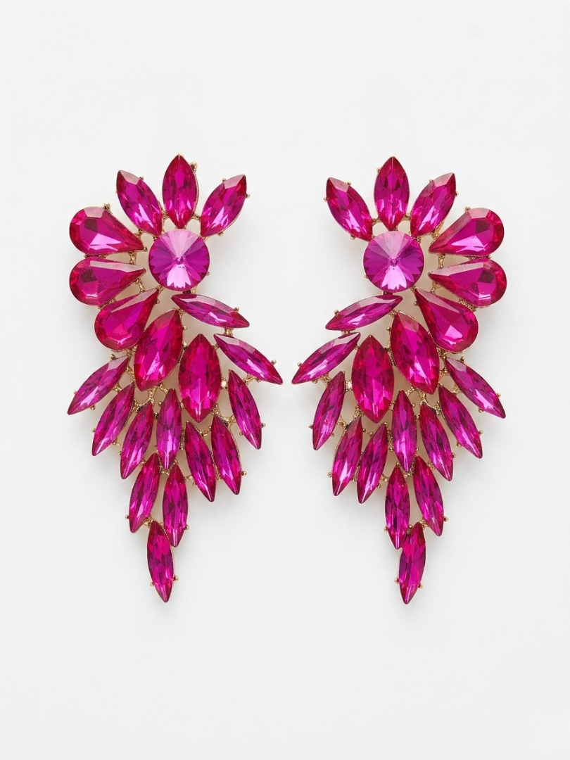 Pendientes fucsia largos de cristales facetados para eventos de noche o gala.