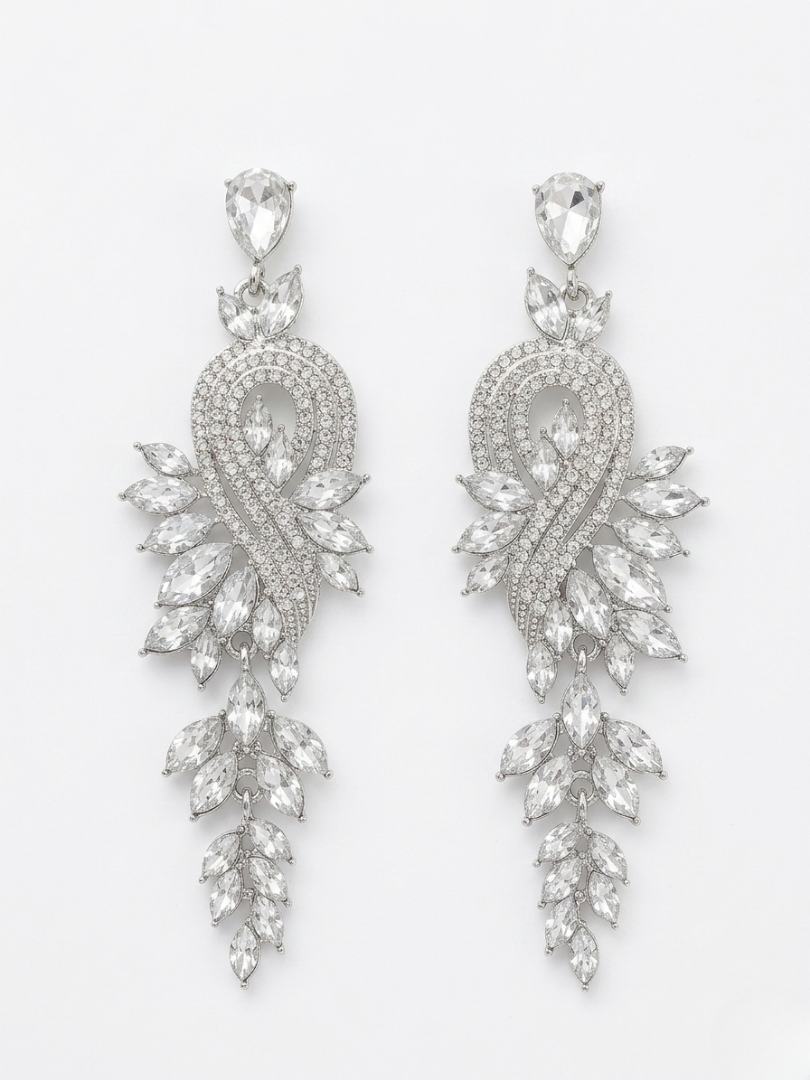 Pendientes de cristal blanco facetado con caída larga y acabado plata para looks de noche.