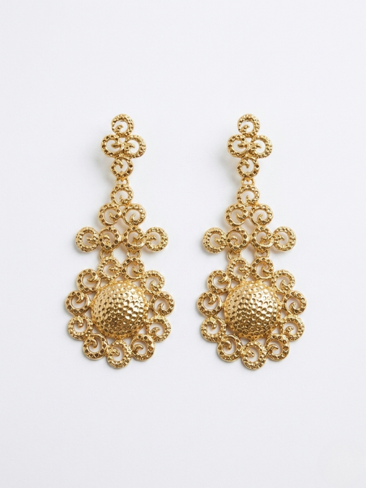 Pendientes dorados largos tipo candelabro con detalles de filigrana y centro con textura de la tienda Angel Salvaje.