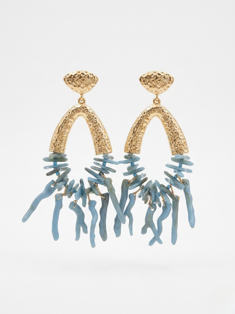 Pendientes largos de estilo bohemio en color azul piedra con acabado dorado de Angel Salvaje.