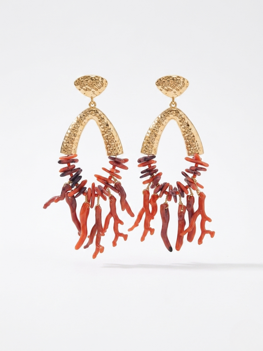 Pendientes de fiesta largos con diseño de coral en tono naranja rojizo y metal martilleado.