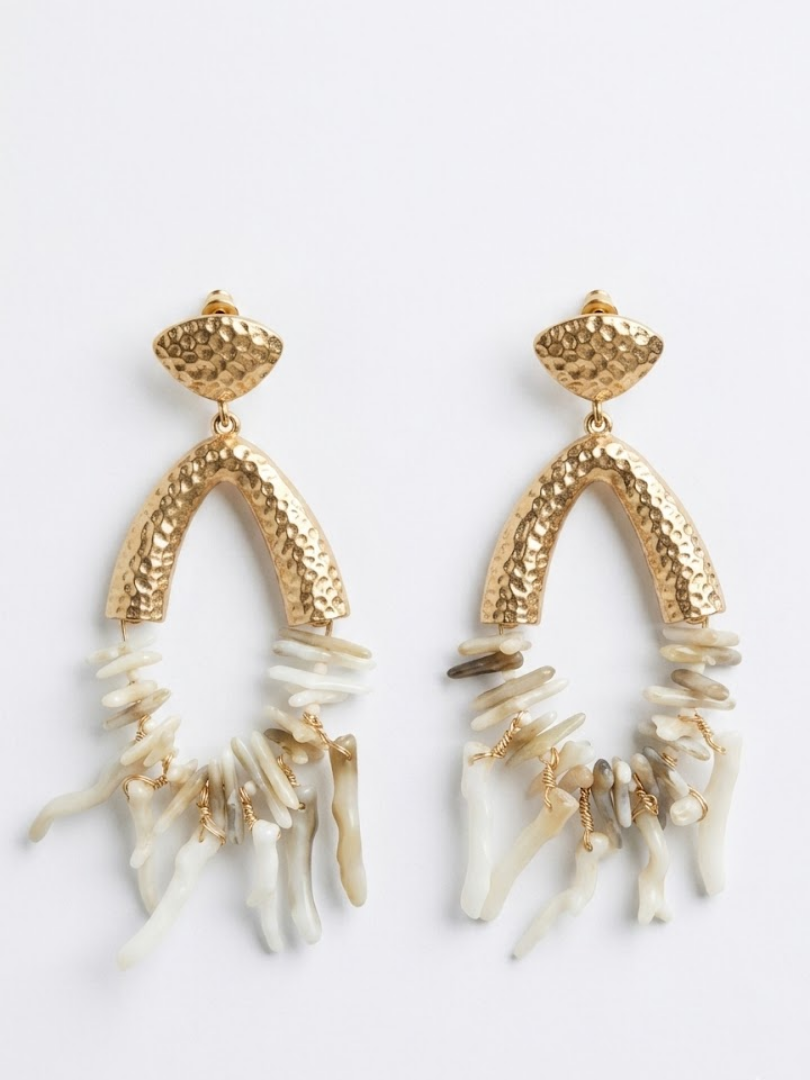 Pendientes de invitada largos en color marfil con cascada de coral y diseño dorado.