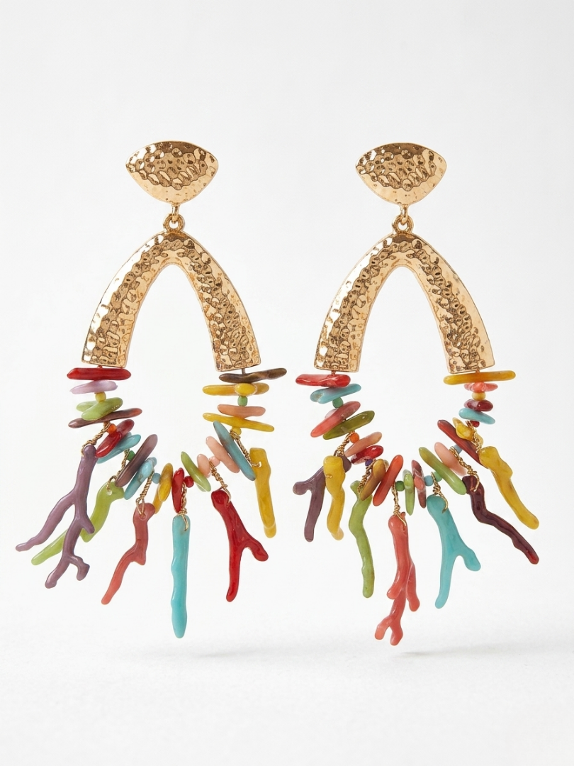 Pendientes largos étnicos con piezas de coral multicolor y montura dorada de Angel Salvaje.