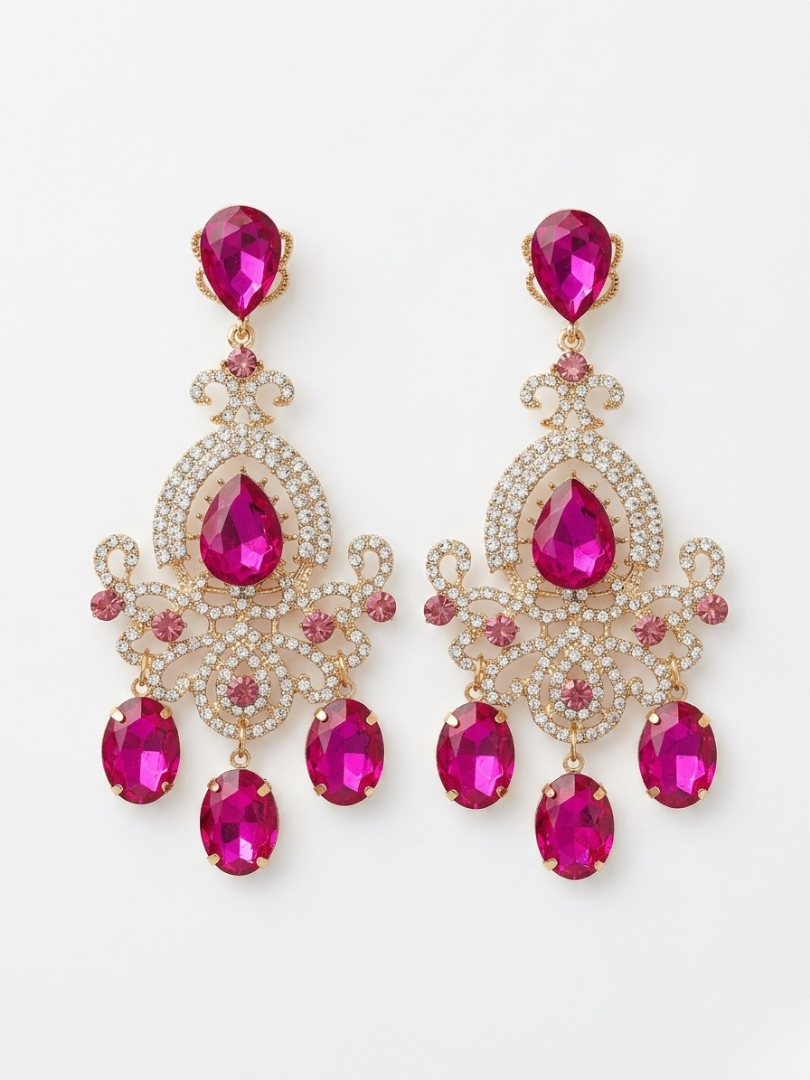 Pendientes de fiesta color fucsia con cristales facetados y diseño de caída dorada para invitadas.