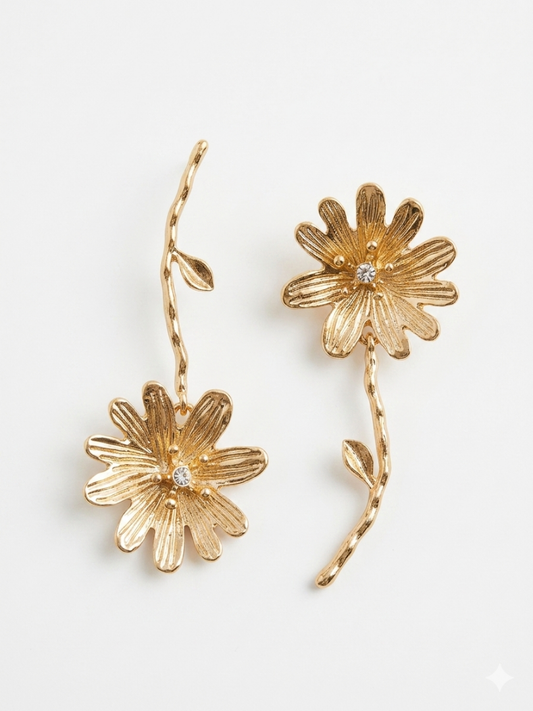 Pendientes dorados en forma de flor con tallo largo para llevar de forma asimétrica de la tienda Angel Salvaje.