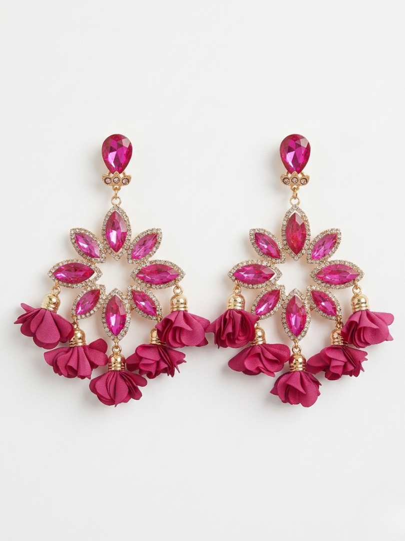Pendientes de fiesta largos color fucsia con flores y cristales en montura dorada de Angel Salvaje.