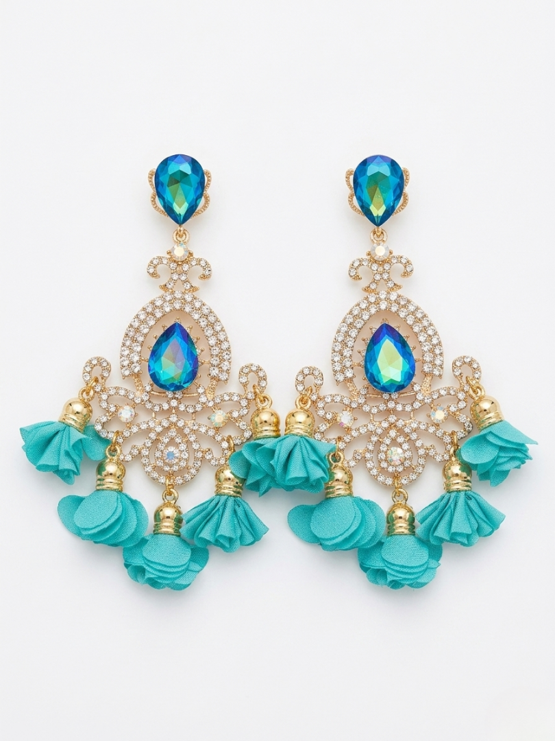 Pendientes de fiesta largos color turquesa con flores textiles y cristales brillantes de Angel Salvaje.