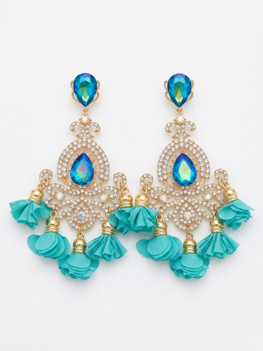 Pendientes de fiesta largos color turquesa con flores textiles y cristales brillantes de Angel Salvaje.