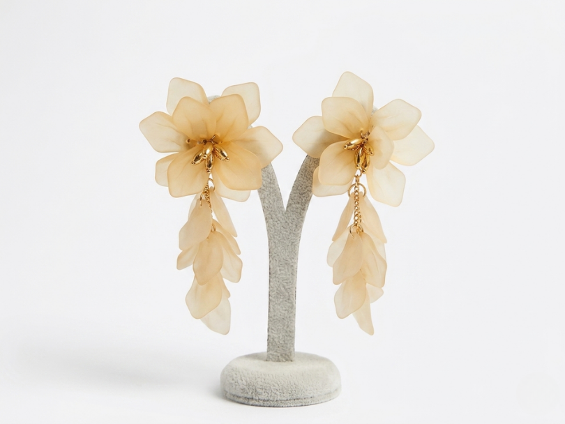 Pendientes de fiesta con caída de flores en tono vainilla y centro dorado.