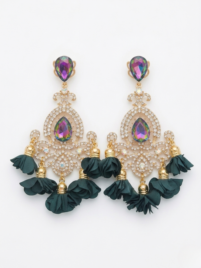 Pendientes largos verde oliva con detalles de flores y cristales irisados para invitadas de boda.