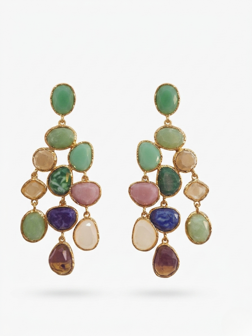 Pendientes de fiesta largos con piedras de colores variados y montura dorada de la tienda Angel Salvaje.