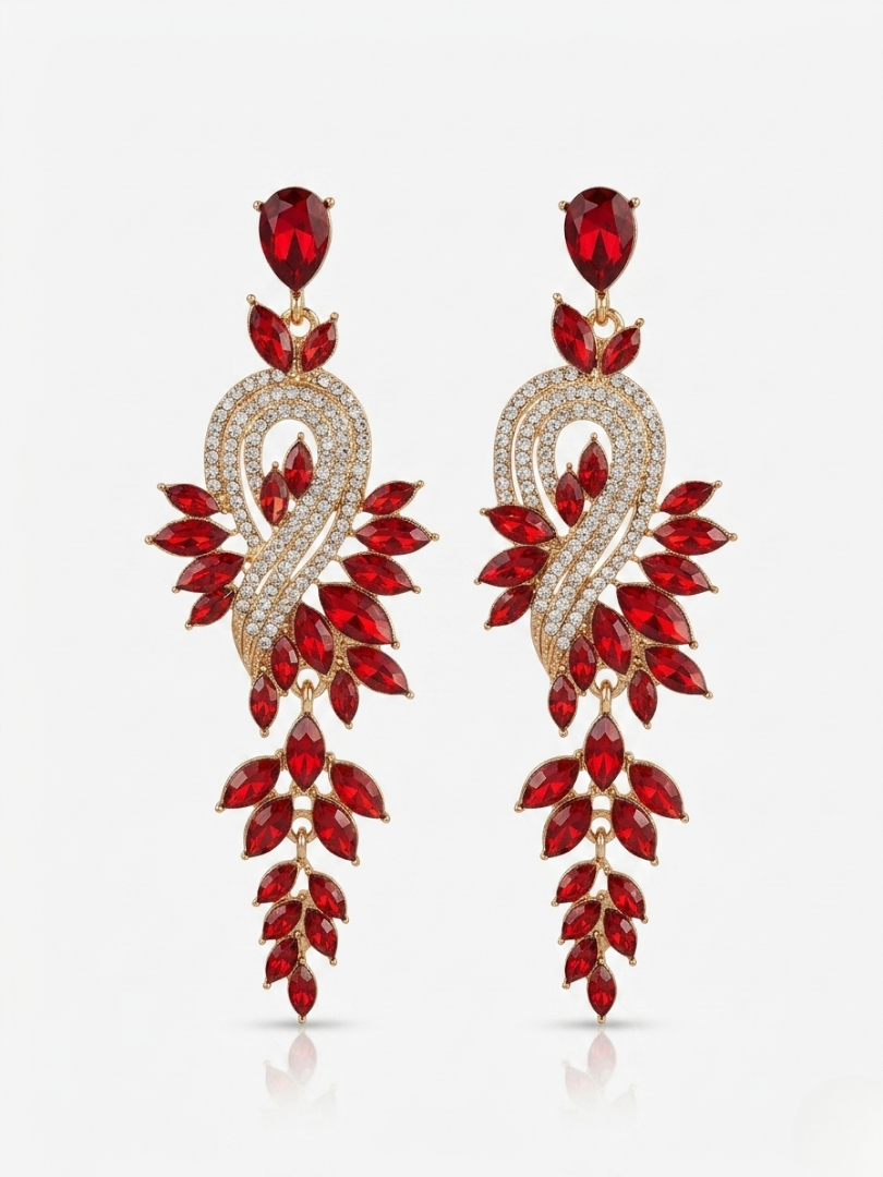 Pendientes largos de fiesta con cristales rojos y montura dorada para invitadas.