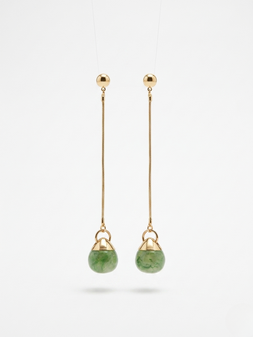 Pendientes largos de cadena dorada con piedra verde jade en forma de lágrima de Angel Salvaje.
