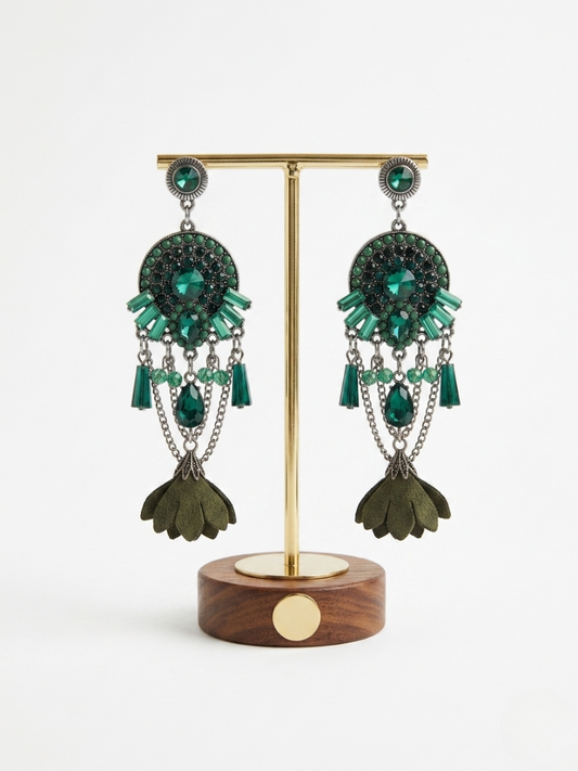 Pendientes de fiesta largos con cristales verdes y borla floral sobre montura plateada de Angel Salvaje.