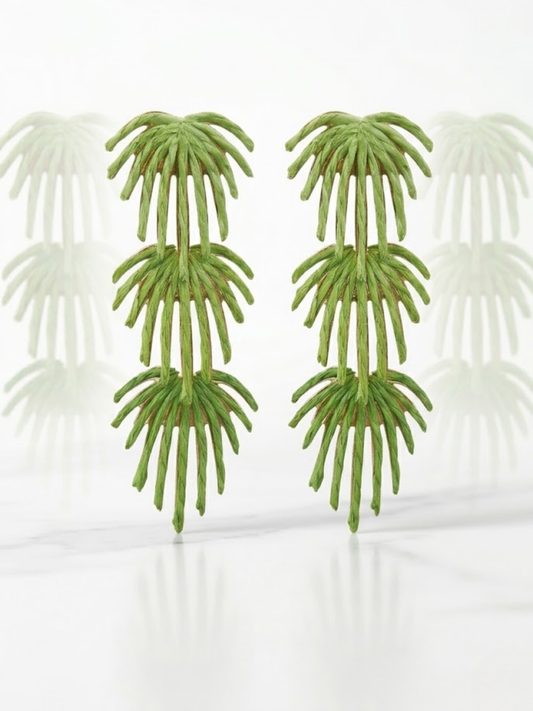 Primer plano de pendientes maxi colgantes en forma de cascada de tres niveles con diseño de hojas de palmera tropicales en color verde vibrante de Ángel Salvaje.