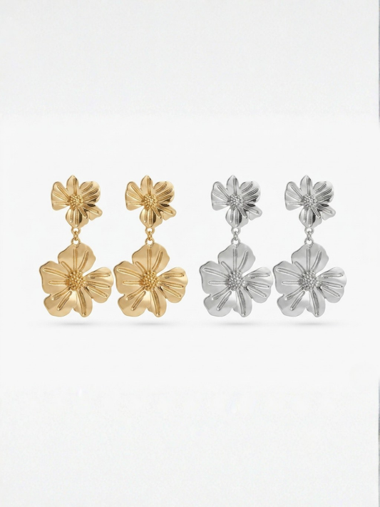 Presentación de las dos variantes de pendientes largos de doble flor con pétalos estriados y movimiento en colores dorado brillante y plateado pulido de Ángel Salvaje.