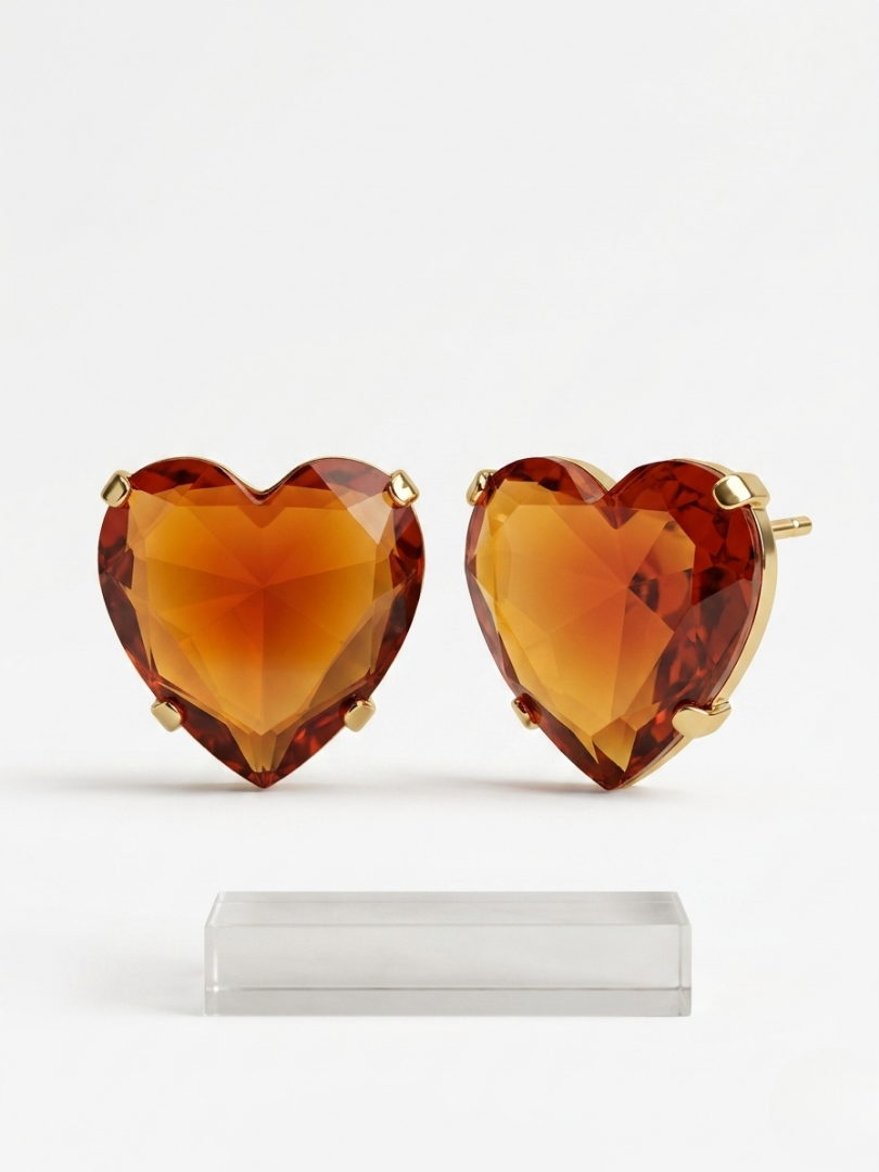 Pendientes grandes de corazón color ámbar con cristales facetados y montura dorada de Angel Salvaje.