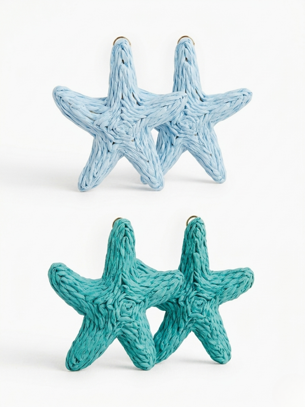 Muestra de las dos variantes de pendientes grandes con forma de estrella de mar y relieve trenzado en colores azul claro y turquesa de Angel Salvaje.