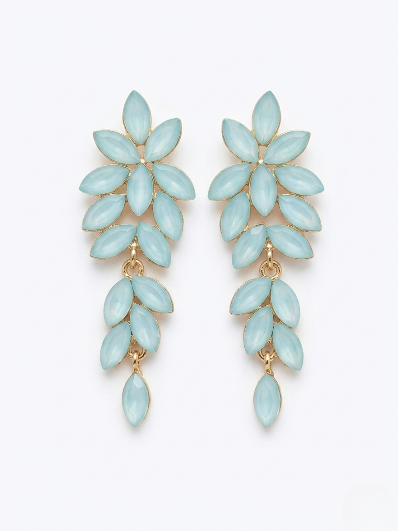 Pendientes de diseño botánico azul celeste con cristales largos y acabado dorado.
