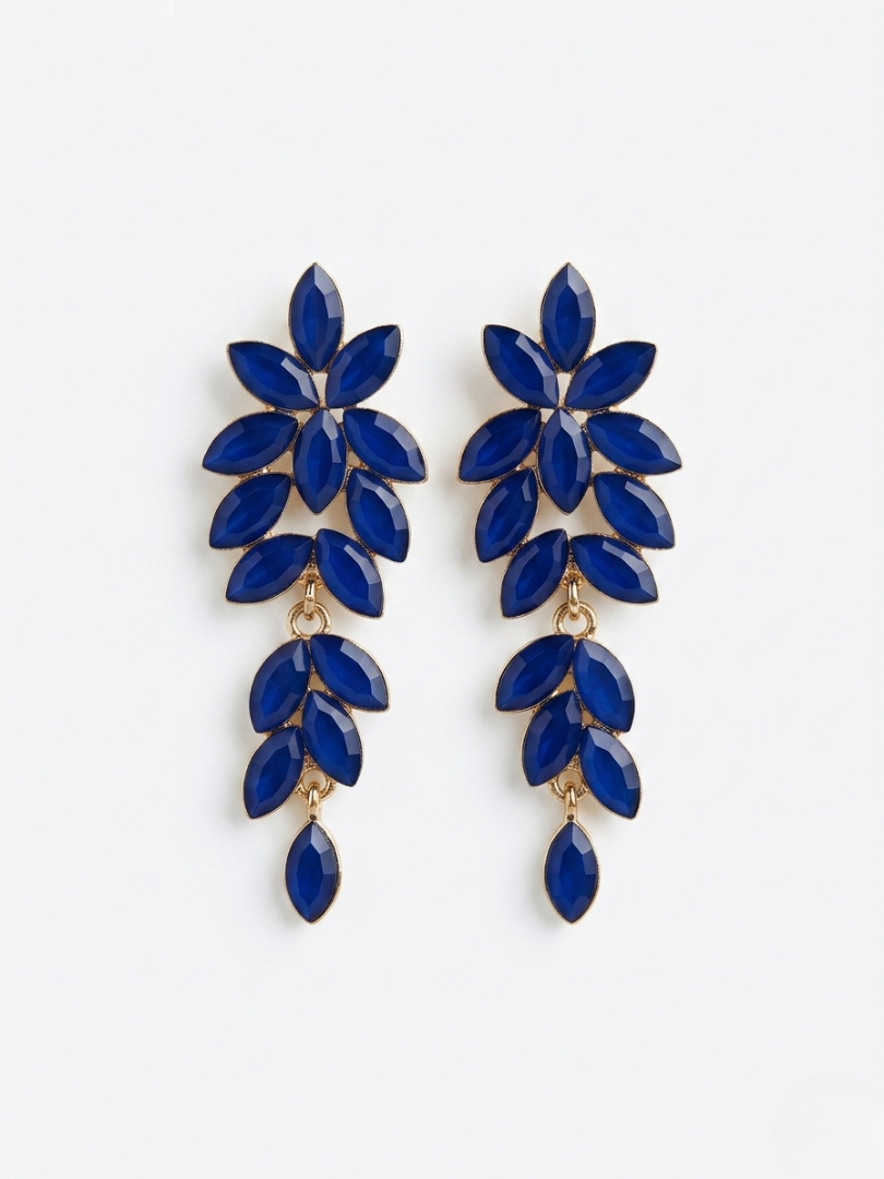 Pendientes largos azul real con cristales facetados y montura dorada de Angel Salvaje.