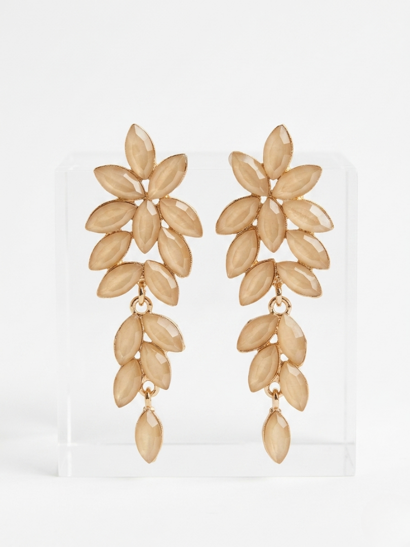 Pendientes largos en tono camel con cristales en cascada y base dorada para eventos.