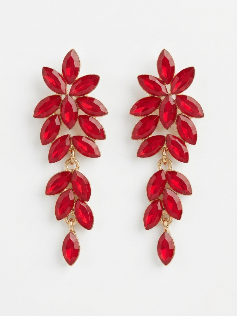 Pendientes de fiesta color frambuesa con cristales tallados y montura dorada elegante.