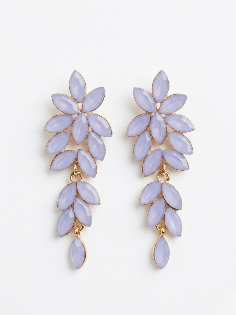 Pendientes de fiesta color lavanda con cristales en cascada y diseño de hojas oro.